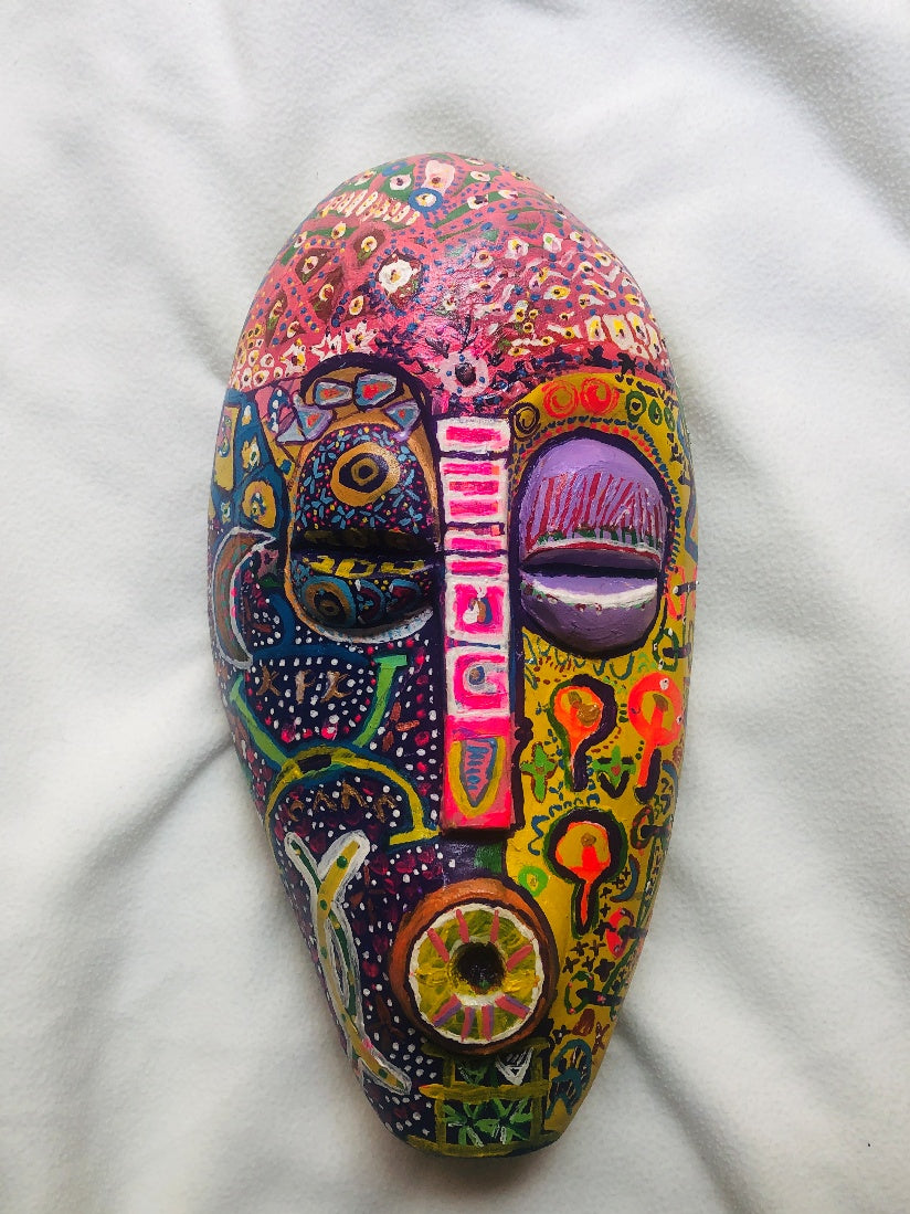 Ijele - El Rey de las mascaradas igbo, a hand-carved MASK-WE Gmelina wood mask painted by Benedictta Ogochukwu Nnaji