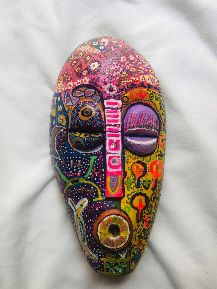 Ijele - El Rey de las mascaradas igbo, a hand-carved MASK-WE Gmelina wood mask painted by Benedictta Ogochukwu Nnaji